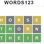Bokstäver ordnade i ett rutnät med olika färger som gul, grå och grön ovanför ordet WORDS123