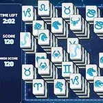 Brädspel med staplade brickor som visar olika zodiaksymboler